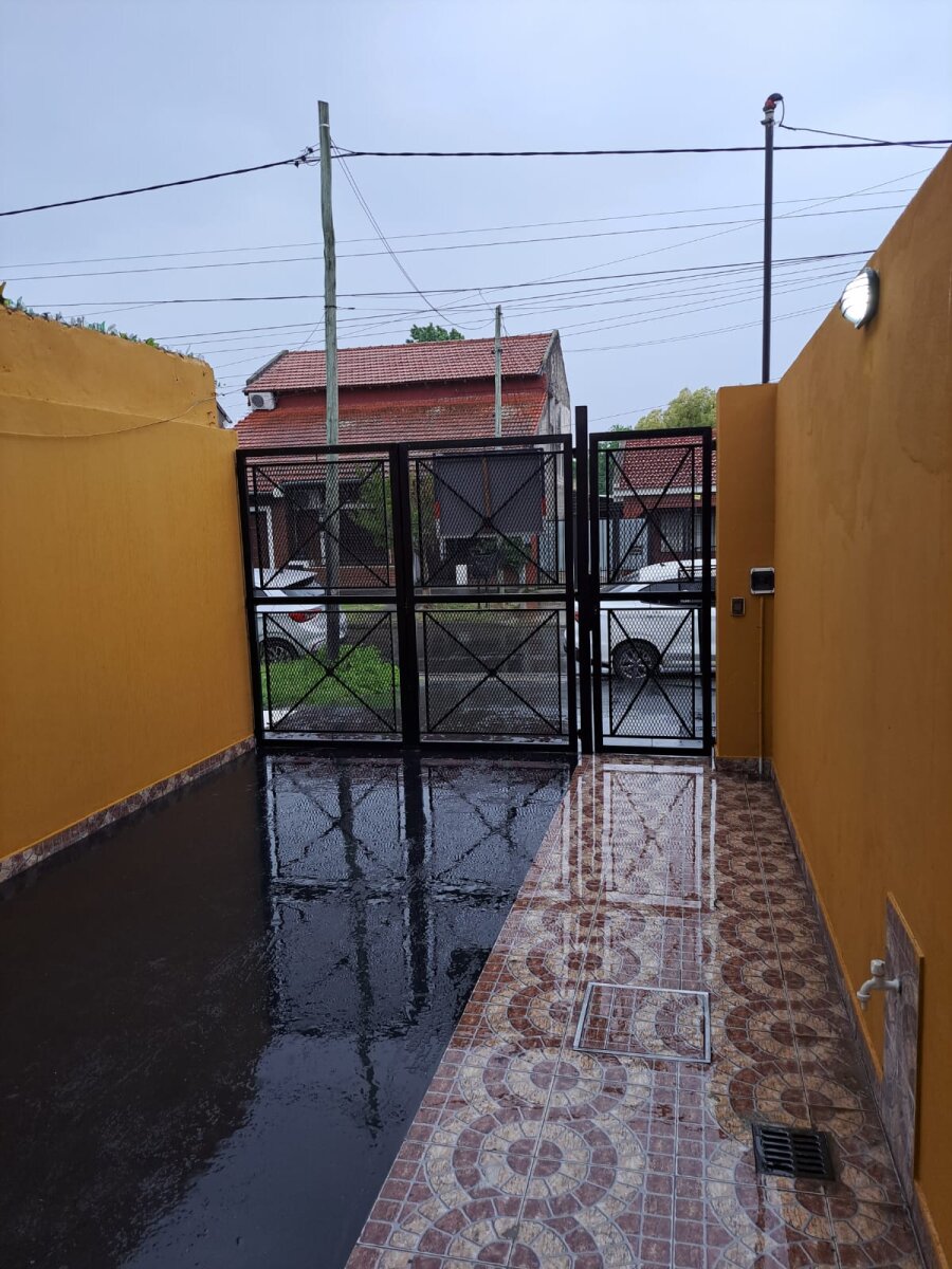 Duplex de 3 ambientes con cochera, patio y parrilla — foto 2