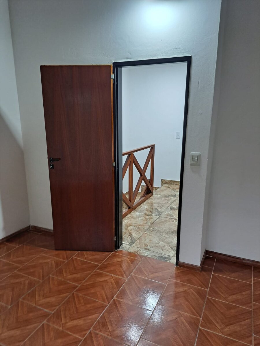 Duplex de 3 ambientes con cochera, patio y parrilla — foto 9