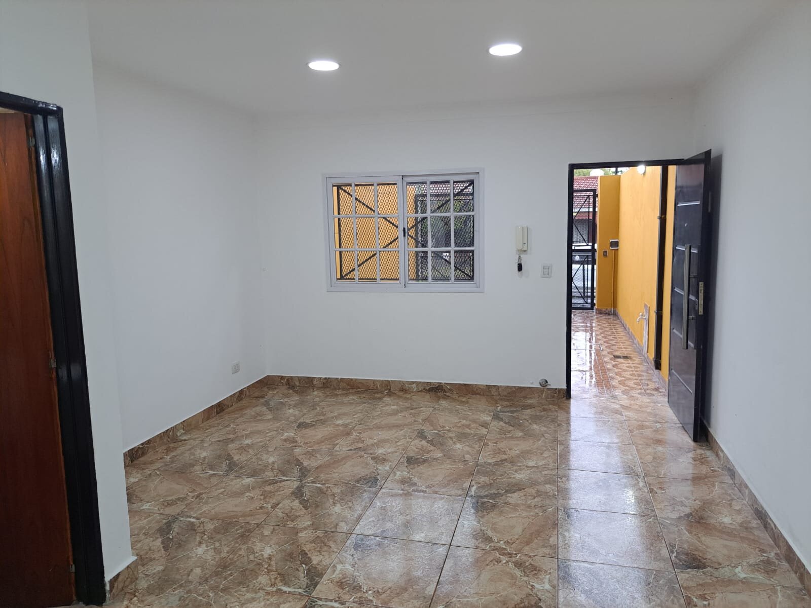Duplex de 3 ambientes con cochera, patio y parrilla — foto 3