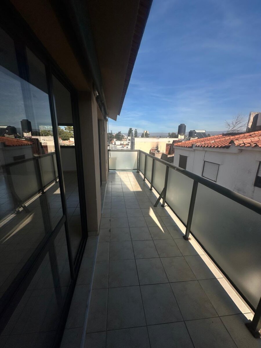 Departamento Dos Dormitorios con Cochera y Balcon Parrilla en Alquiler - Villa Carlos Paz — foto 3