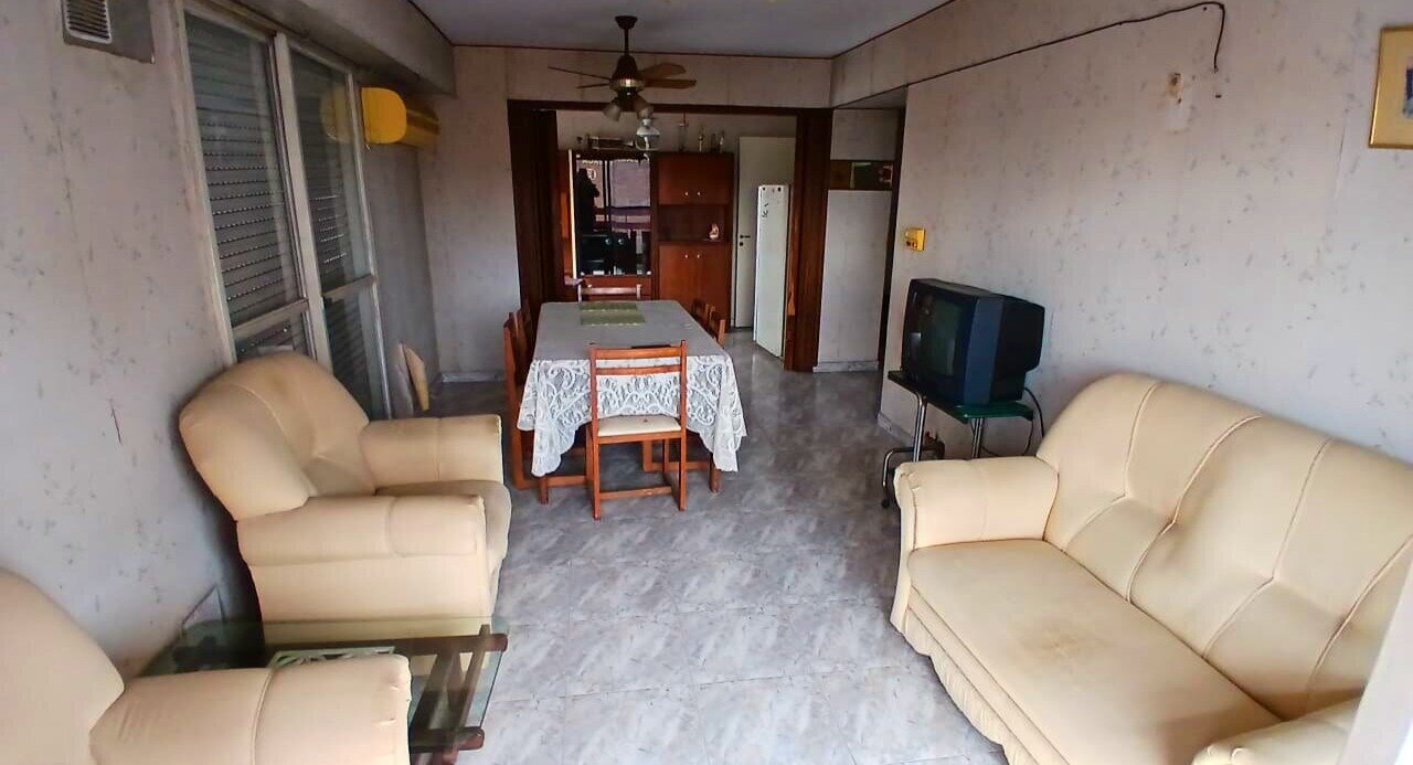 DEPARTAMENTO EN VENTA + COCHERA Av. Pellegrini 1200. .