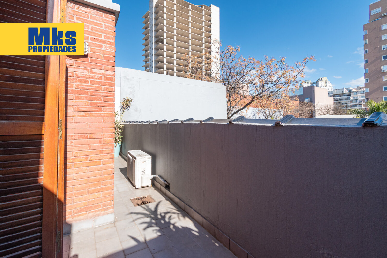 Excelente casa en venta. 5 ambientes. Patio, terraza c/parrilla y garage. Barracas. - 26