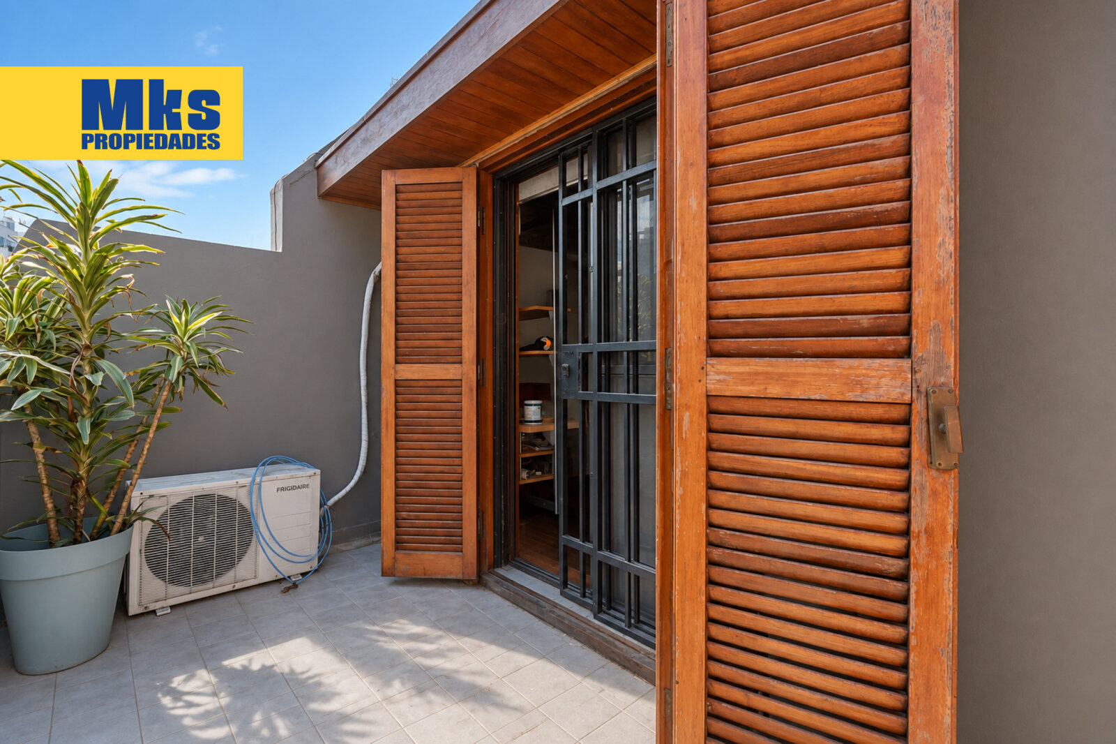 Excelente casa en venta. 5 ambientes. Patio, terraza c/parrilla y garage. Barracas. - 25