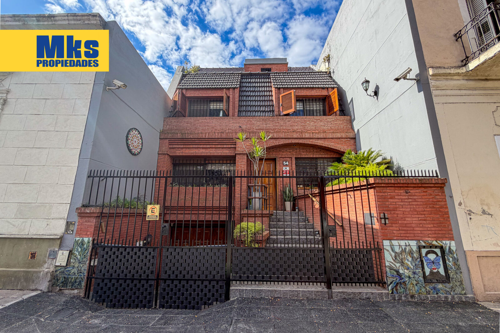 Excelente casa en venta. 5 ambientes. Patio, terraza c/parrilla y garage. Barracas. - 1