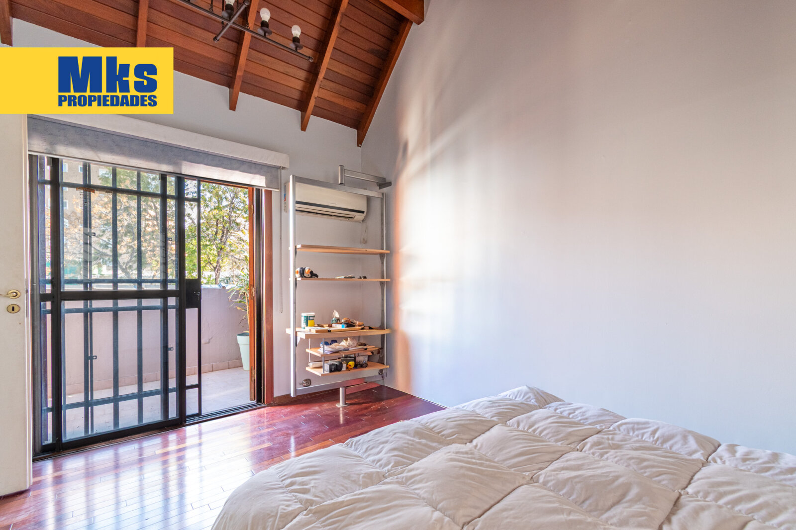 Excelente casa en venta. 5 ambientes. Patio, terraza c/parrilla y garage. Barracas. - 24