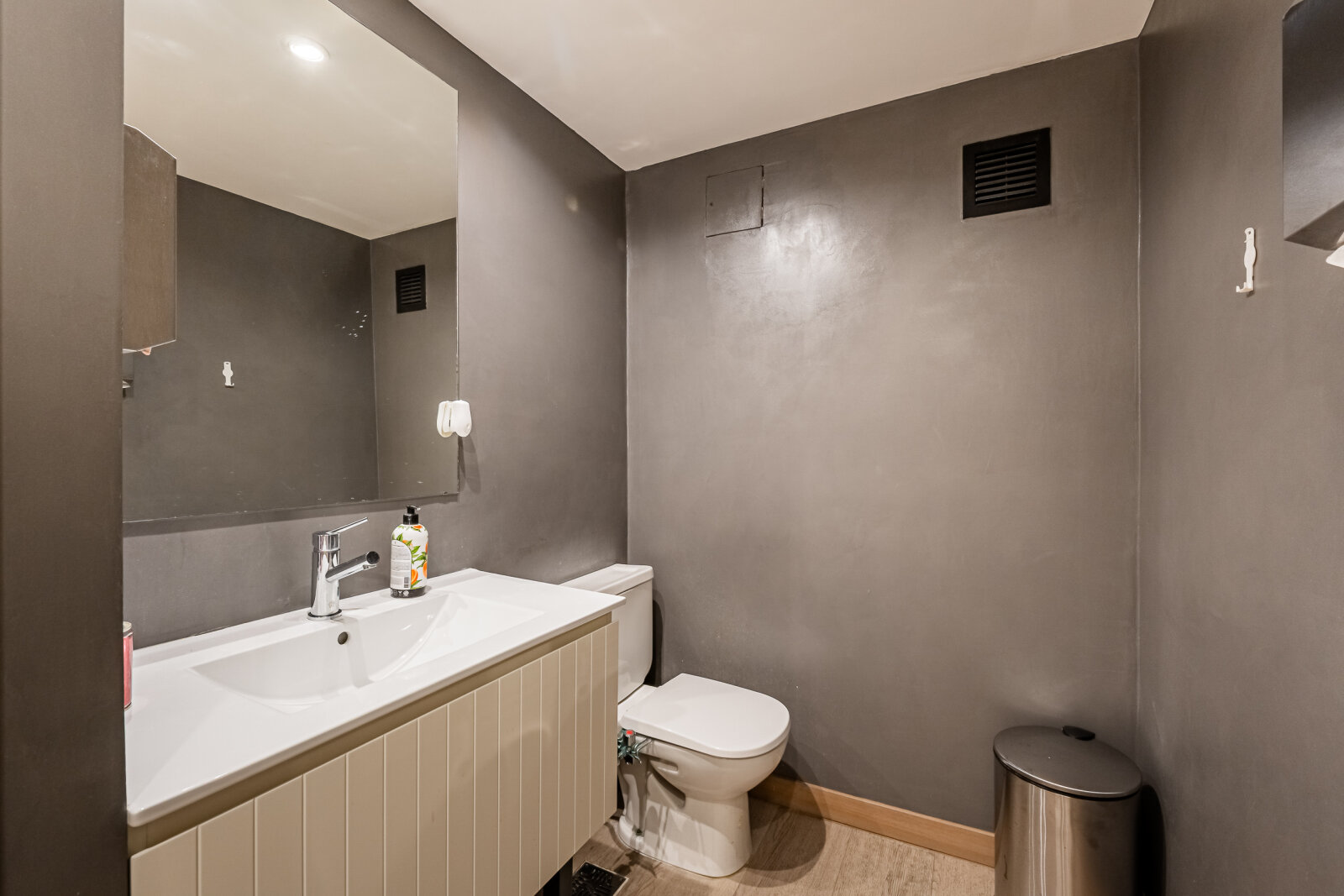 Oficina en venta sobre Libertador. Torre Aisenson - 24