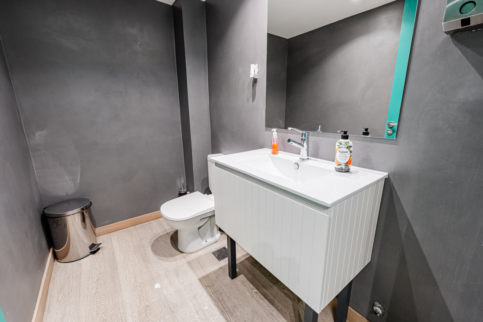 Oficina en venta sobre Libertador. Torre Aisenson - 25