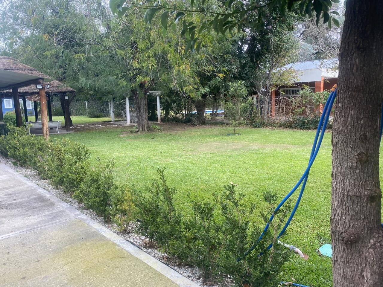 CASA DE DOS DORMITORIOS CON PILETA Y AMPLIO PARQUE EN OLIVEROS — foto 2