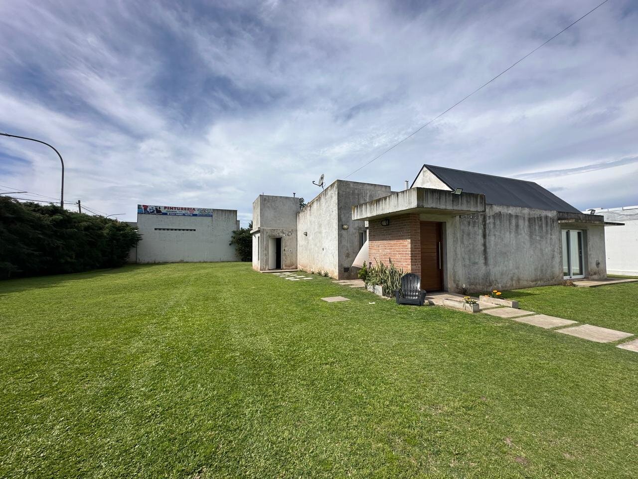Vende/permuta bella casa en Parque Avambae — foto 2