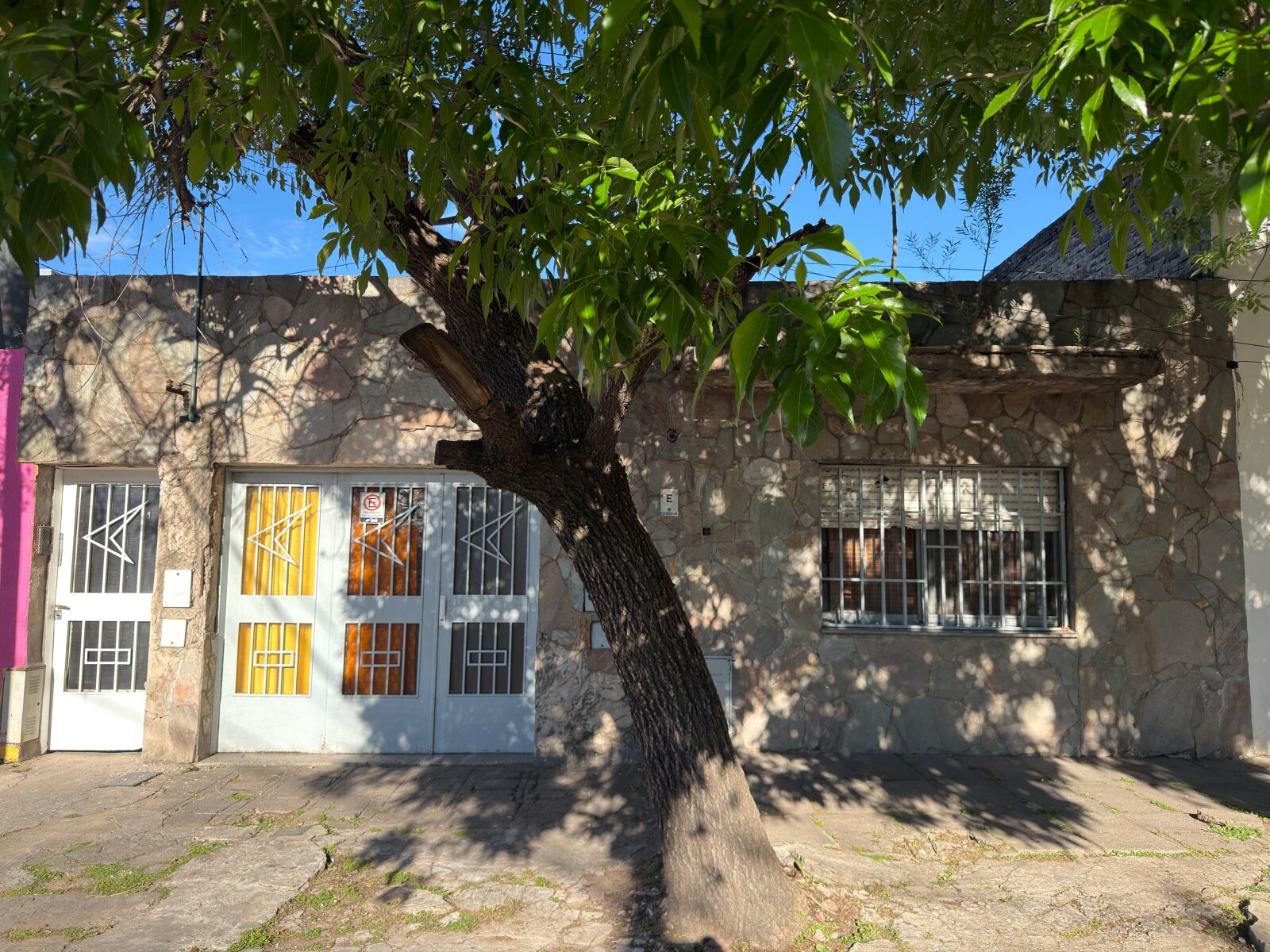 CASA DE TRES DORMITORIOS EN BARRIO TRIANGULO Y MODERNO