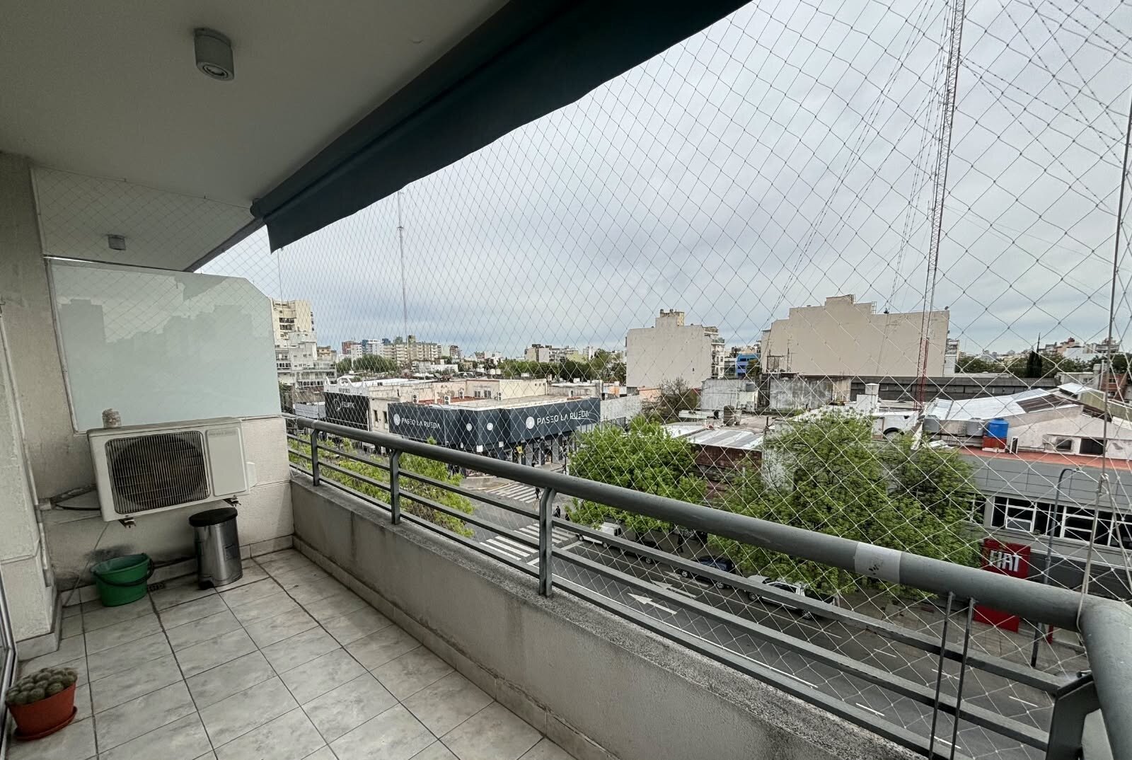 MUY LUMINOSO DEPARTAMENTO DE 2 AMBIENTES AL FRENTE CON BALCÓN – FLORESTA — foto 2