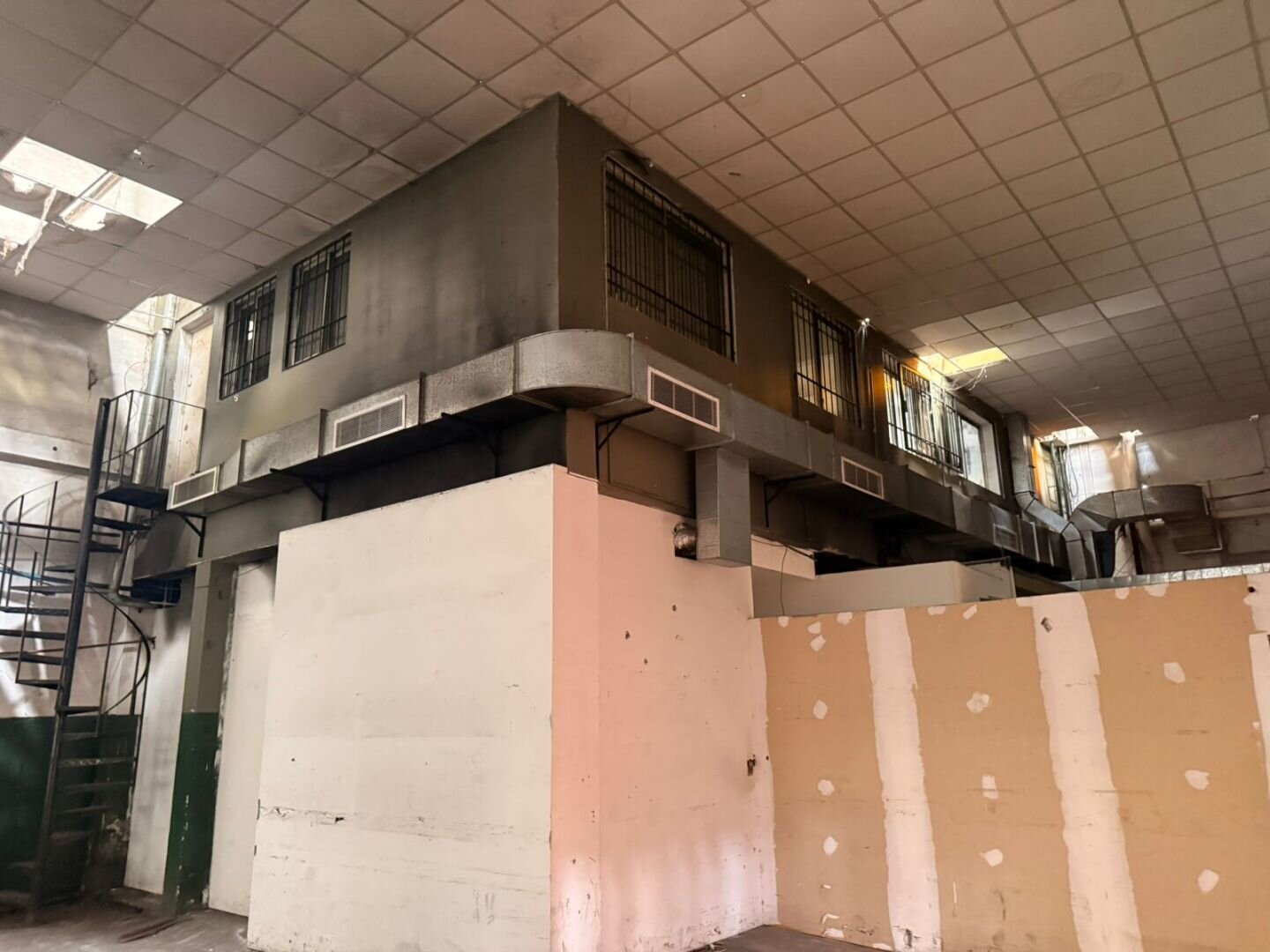 Galpon en alquiler. 1300 m2 con oficinas. Todo en una planta y sin columnas. Mixtura 2. - 10