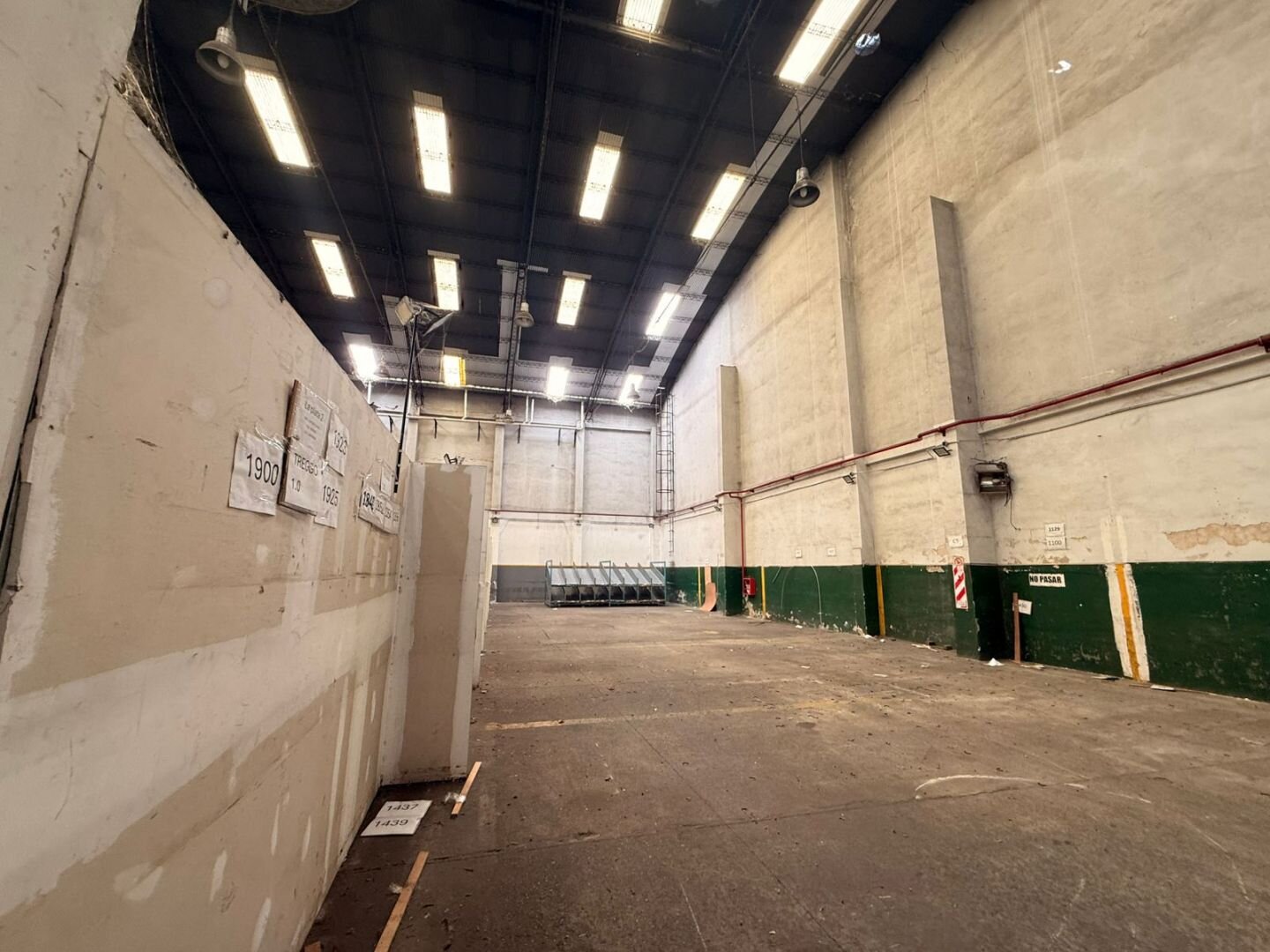 Galpon en alquiler. 1300 m2 con oficinas. Todo en una planta y sin columnas. Mixtura 2. - 13