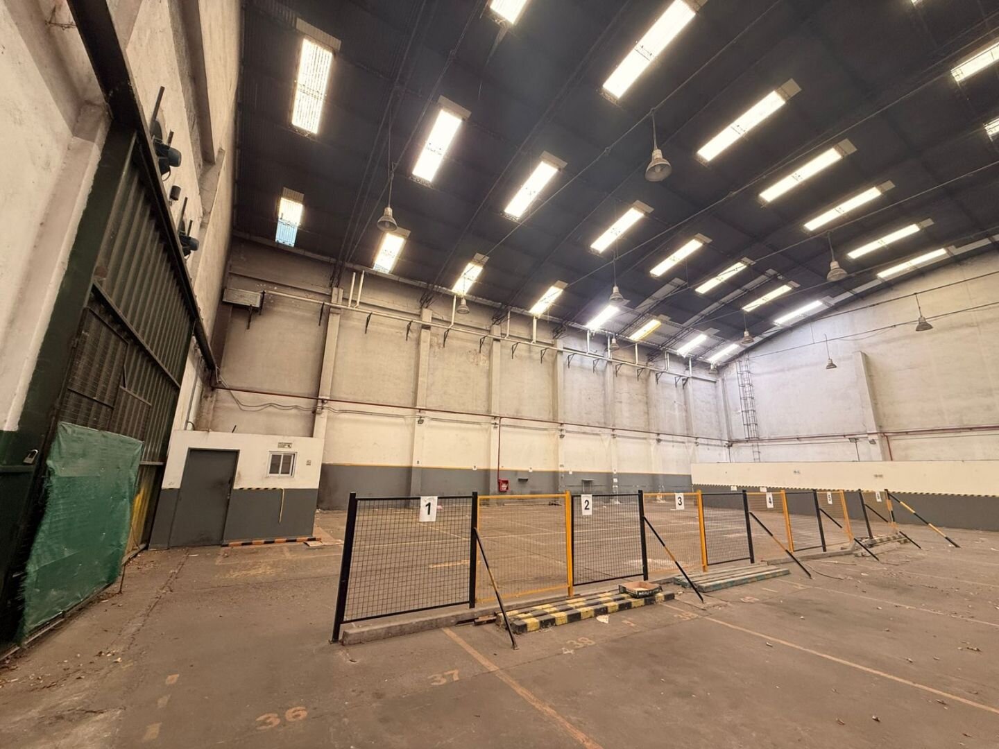 Galpon en alquiler. 1300 m2 con oficinas. Todo en una planta y sin columnas. Mixtura 2. - 5