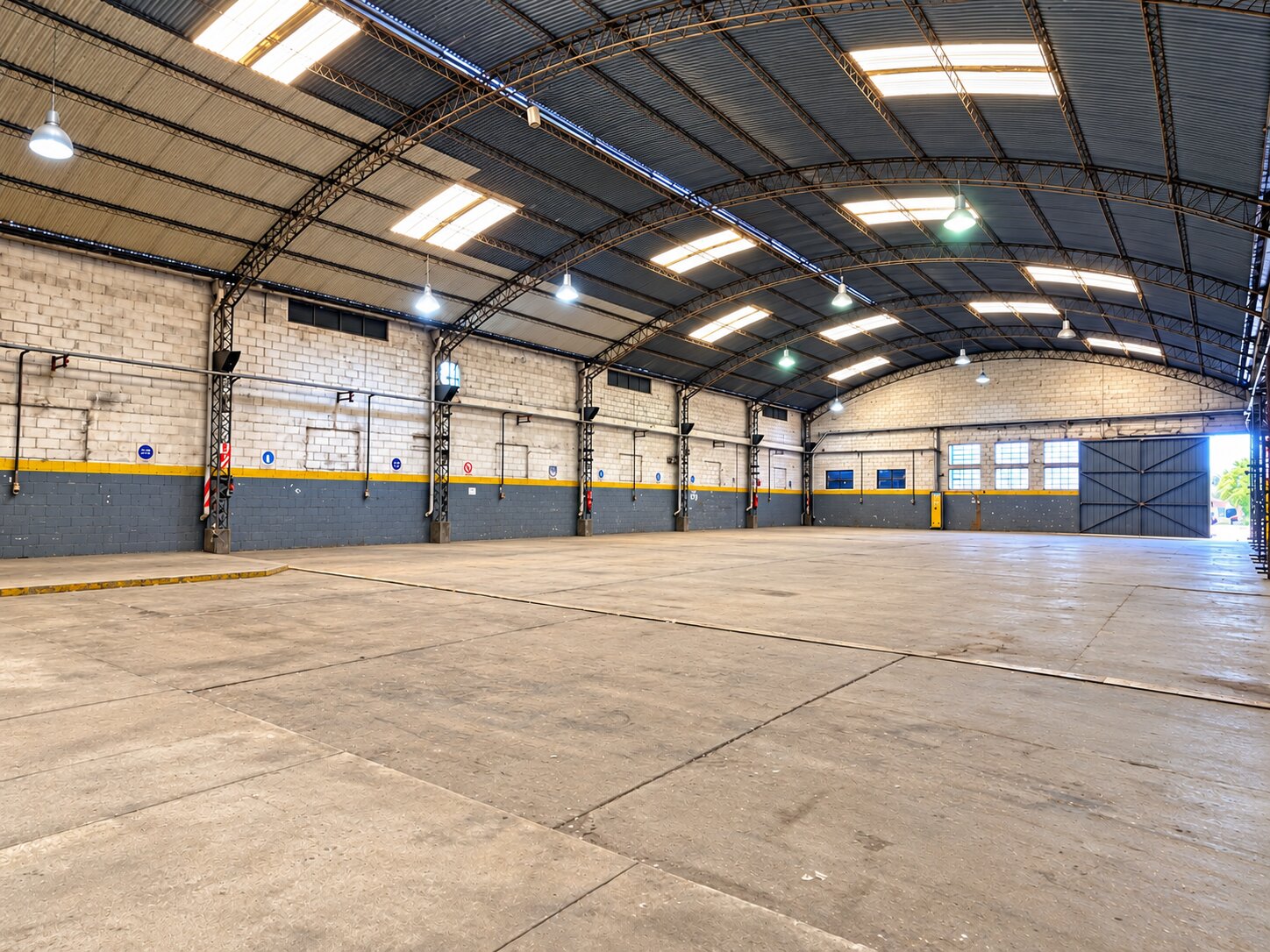 Nave 2.300 m2 + Oficinas 300 m2 en Alquiler | Alvear | Ruta Provincial 21 km 288 - 4
