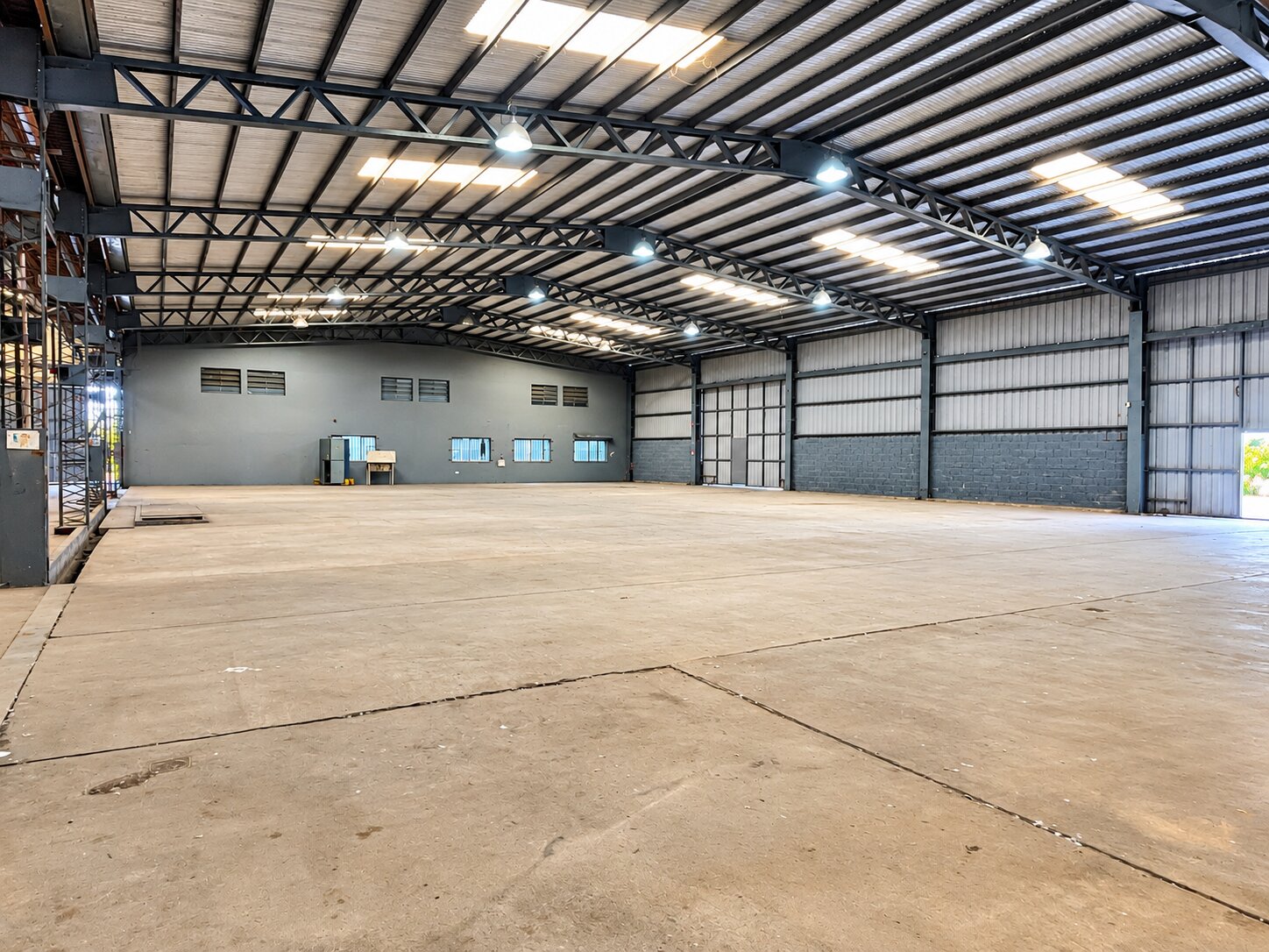 Nave 2.300 m2 + Oficinas 300 m2 en Alquiler | Alvear | Ruta Provincial 21 km 288 - 5