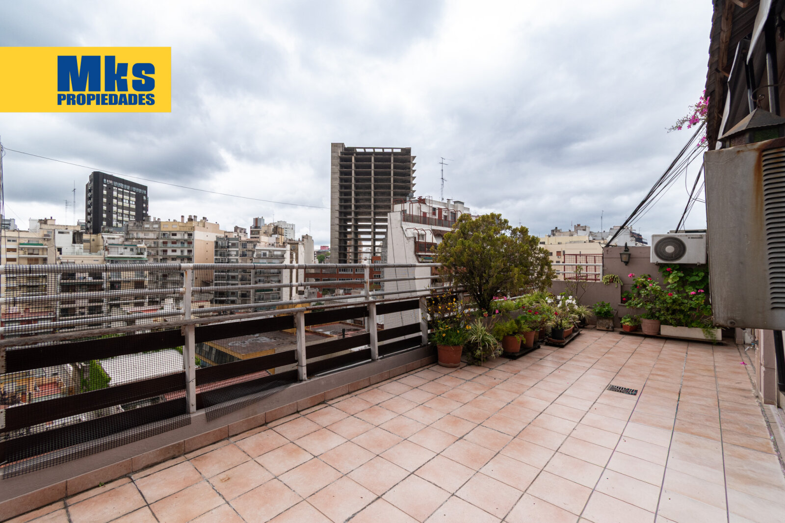 Departamento de 5 Ambientes c/dep en Venta 204 m2 con balcon aterrazado, cochera y baulera. — foto 7