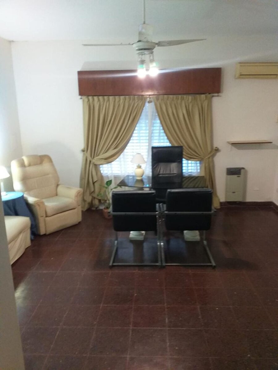 Hermoso chalet a la venta de 5 ambientes con cochera, en pleno centro de Zarate, Provincia de Buenos Aires. — foto 2