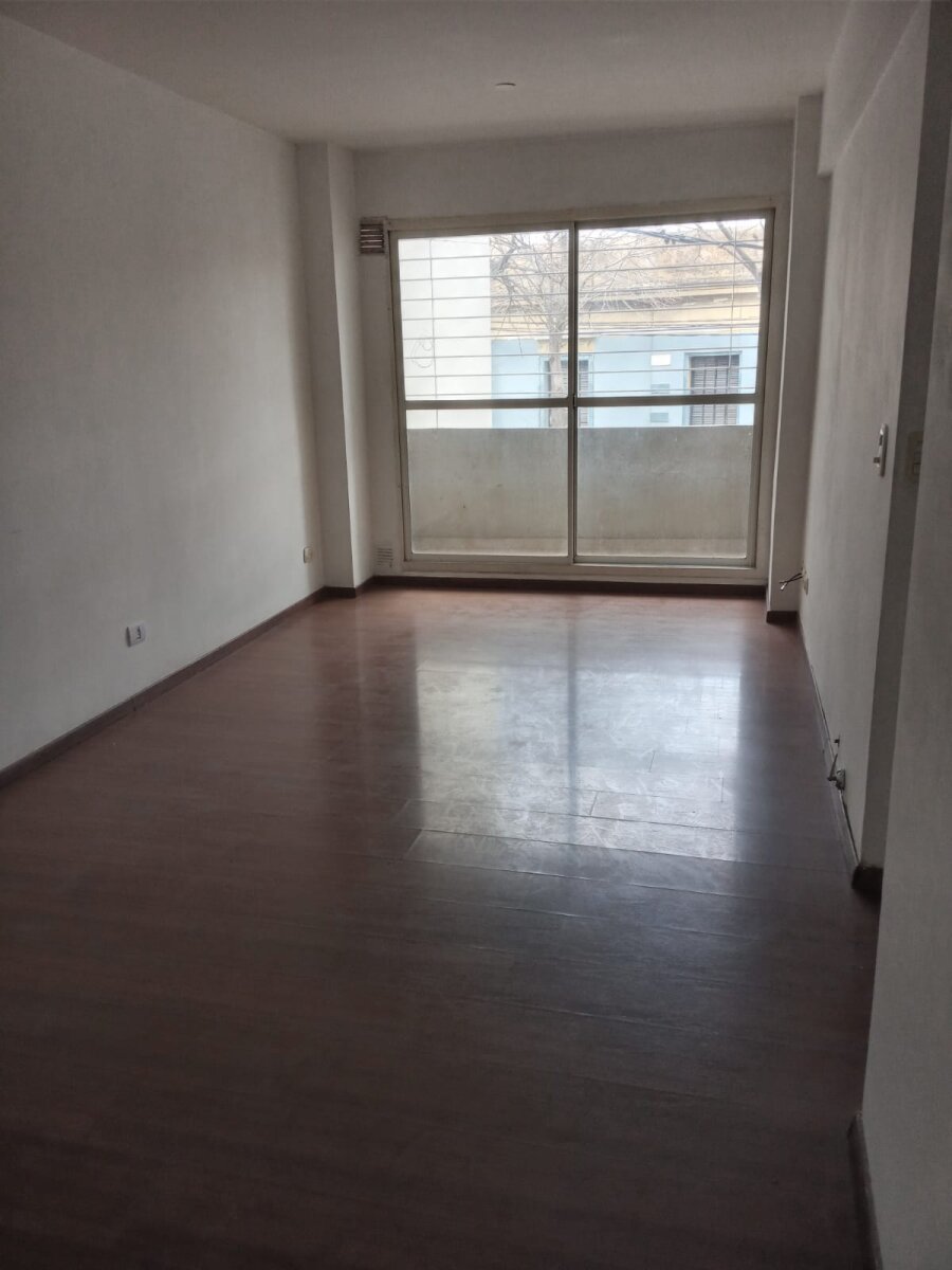 Departamento 1 dormitorio externo con balcón — foto 2