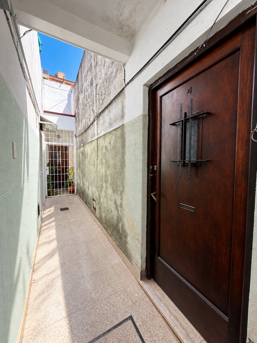 CASA DE PASILLO EN VENTA - GRAN POTENCIAL - 24