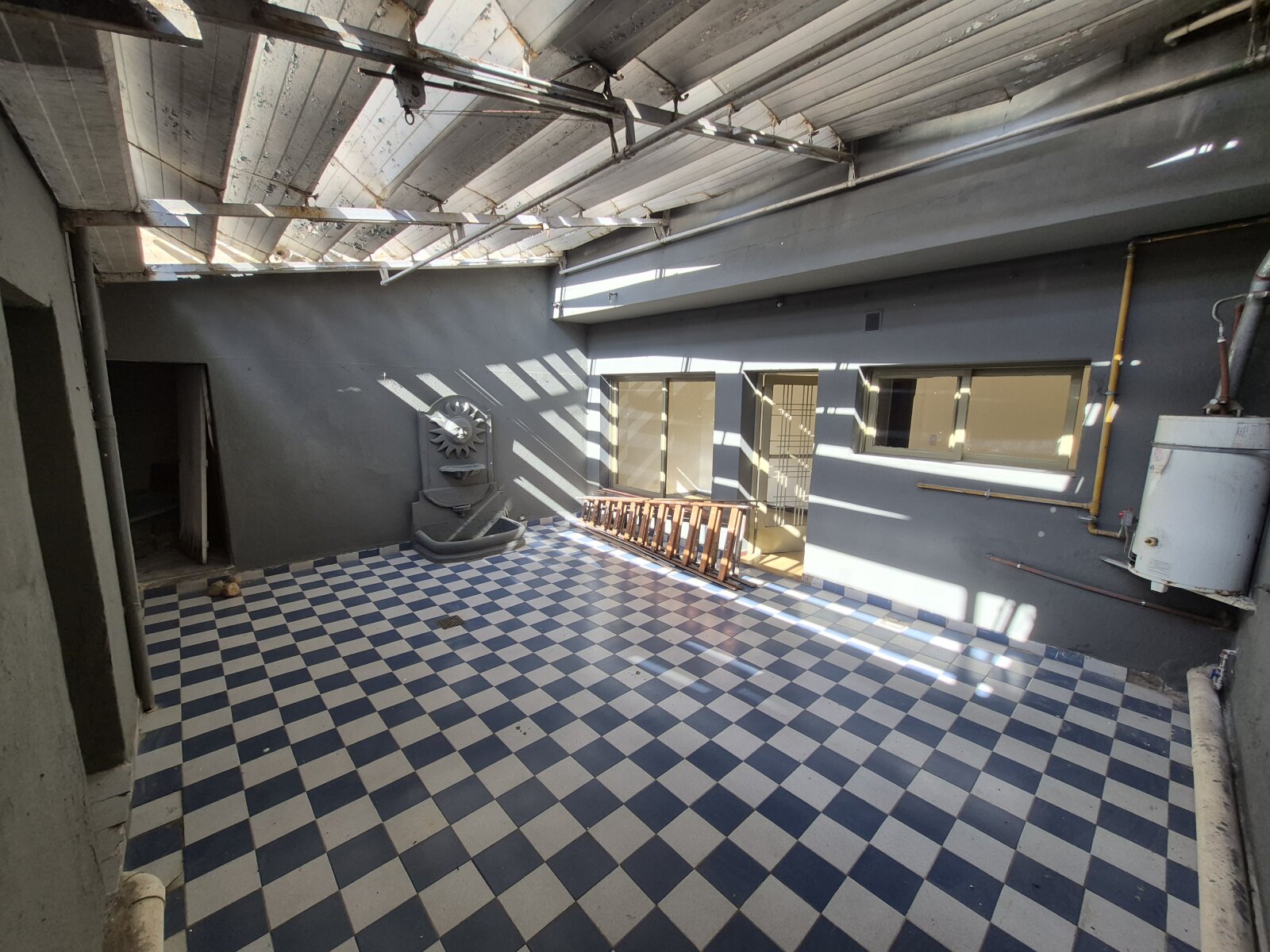 CASA DE DOS PISOS 5 A 6 HABITACIONES EN URQUIZA 65 CENTRO - 27