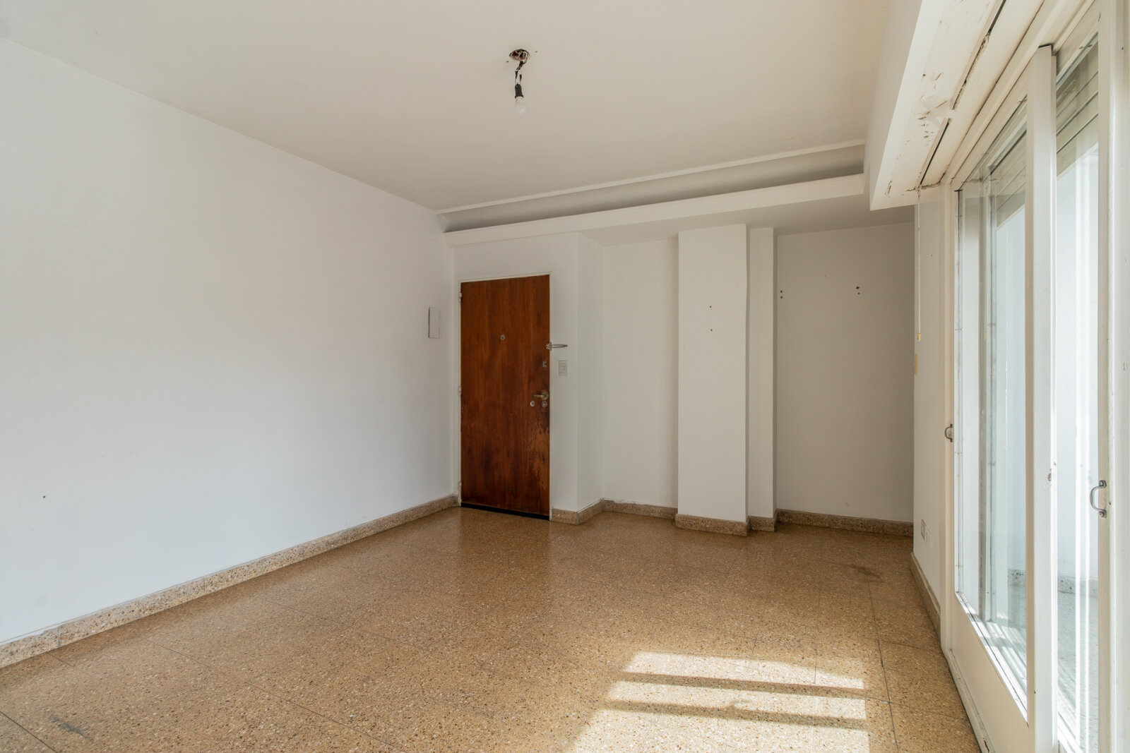 Departamento tres ambientes al frente con balcón — foto 5