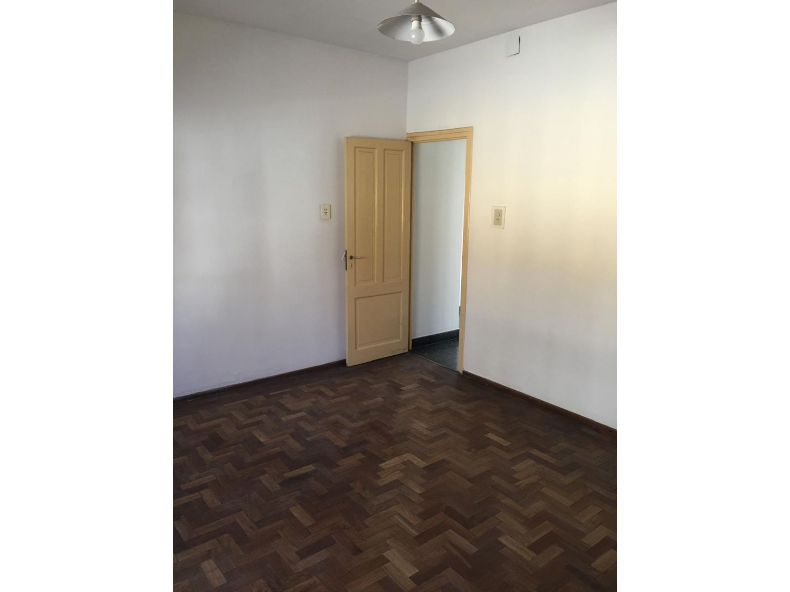 Casa al frente con Dos Dormitorios y Terraza — foto 3