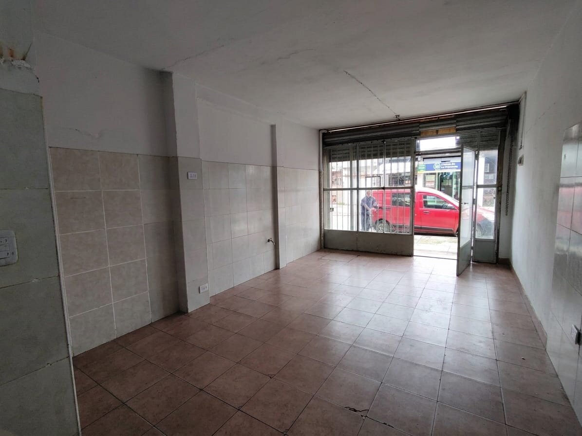 Alquiler Local 23 m3 sobre calle principal en Villa Luzuriaga - 3