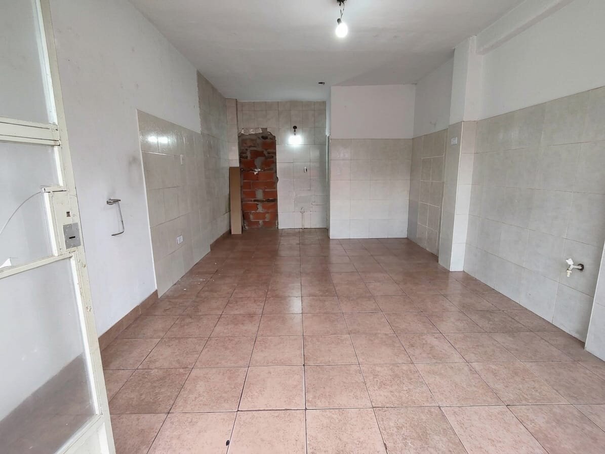 Alquiler Local 23 m3 sobre calle principal en Villa Luzuriaga - 2