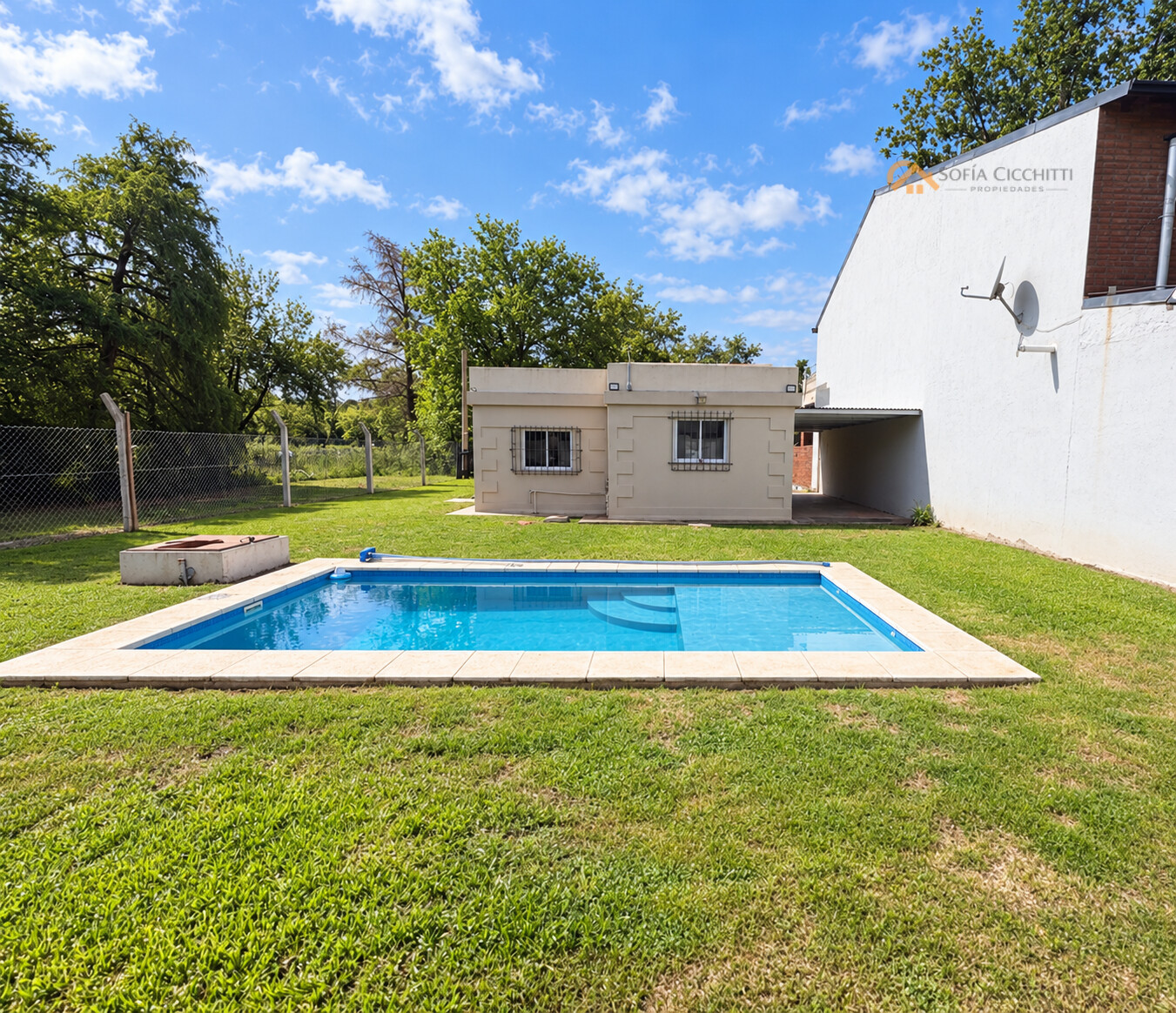 EN ALQUILER -ROLDAN -BOSQUE AZUL- CASA 2 DORMITORIOS- PISCINA
