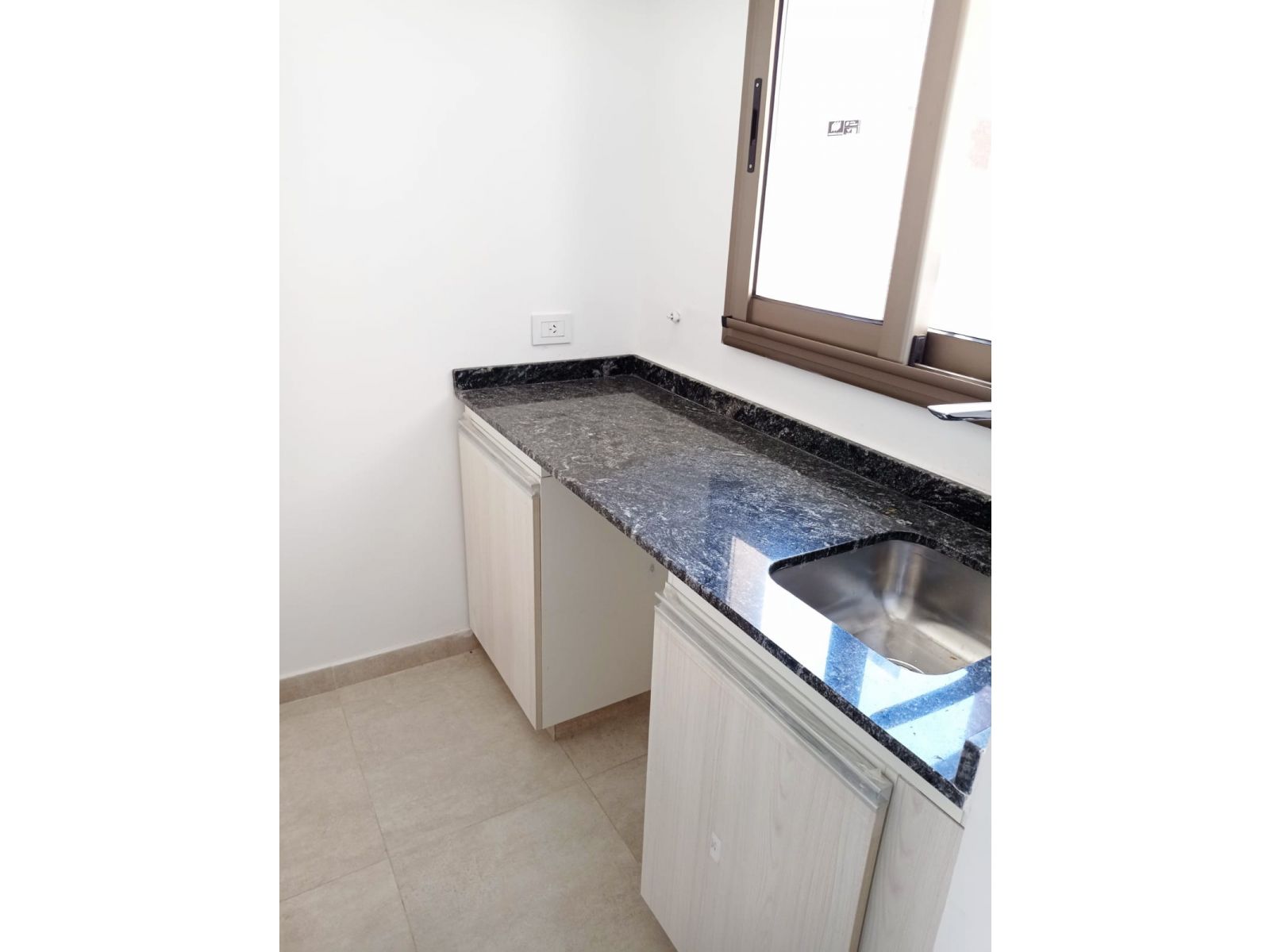 ALQUILER OFICINAS SAN LORENZO 1636 - 54 Y 78 M2 CON COCHERA - 28