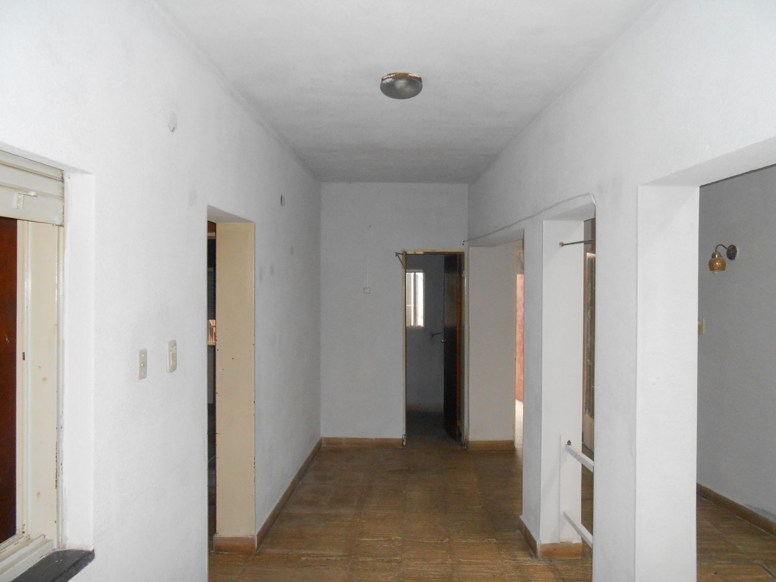 HERMOSA CASA DE PASILLO 2 DORMITORIOS DE 150M2 - PATIO - GALPON - TERRAZA — foto 3